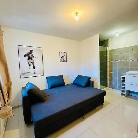 Maison Proche * فيلنوف ليه ماجولون